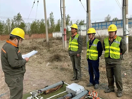 電工幫助村民改造線(xiàn)路